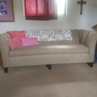 this is my vintage 1970s inheritance and the stains you see on it it did not have before extreme clean use a dirty wand on my sofa.