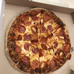 Burnt, dry and flavorless pizza