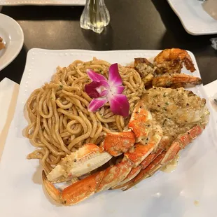 Noodles with prawn and crab legs (10/10)