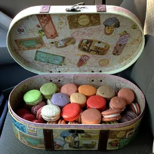Trunk box of 60 macarons
