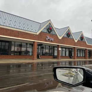 the outside of a restaurant