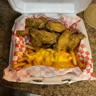 Garlic wings with cheese fries