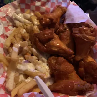 Hot wings with ranch fries