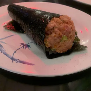 Spicy tuna handroll