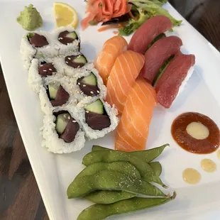 Lunch box E with the roll being all Tuna Avocado