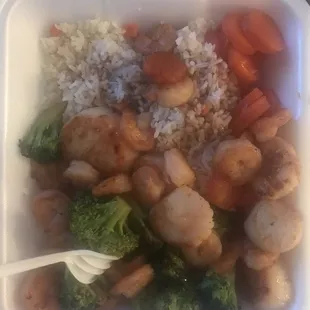 shrimp, broccoli, carrots and rice