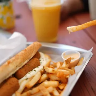 Croqueta sándwich, passion fruit smoothie