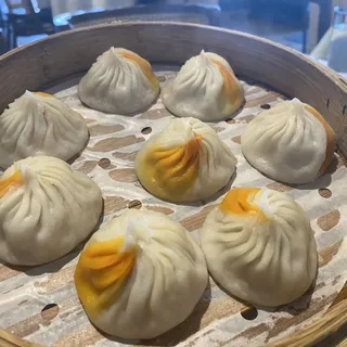 Crab Pork Soup Dumplings / 蟹粉猪肉小笼包
