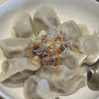 Black Pepper Beef Dumplings / 京葱黑椒牛肉饺子