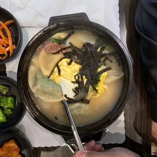 Rice Cake Dumpling Soup ()