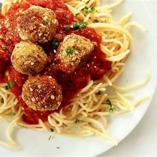 a plate of spaghetti and meatballs