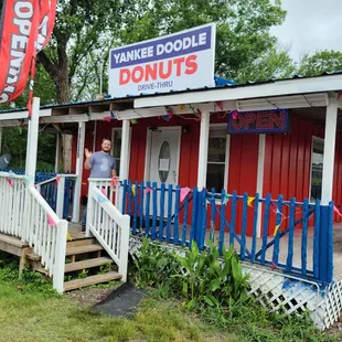 Zagurski Roadtrip stopping into Yankee Doodle Donut in Magnolia, TX.