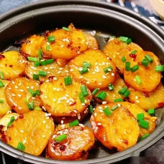 F8. Fried Potato with Pork ()