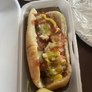 Hot dog embarazada, (hot dog with stuffed cheese)