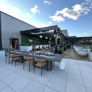 Loungey environment with latin music, latin pop, reggae... Very zen.