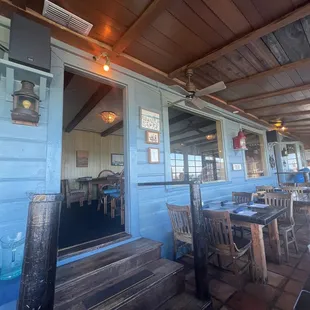 the outside of the restaurant