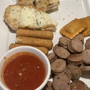Sampler platter , Italian sausage , spicy fried ravioli, cheese sticks , garlic cheese bread ( super good btw )