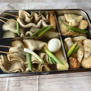 Boil assorted oden in a camping hot pot.
