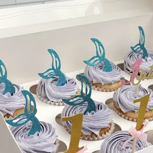 Vanilla and chocolate cupcakes