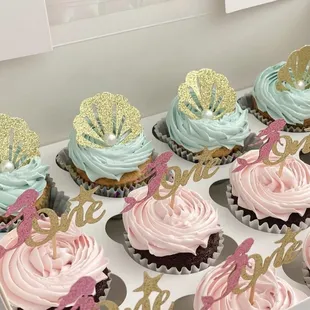 Vanilla and chocolate cupcakes