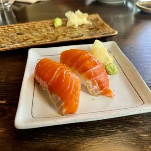 Salmon nigiri