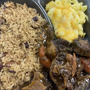 Oxtails with rice and peas and macaroni &amp; cheese
