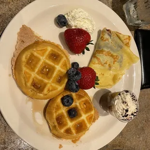 Brunch buffet waffles/crepe/fruit