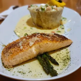 plate of fish and asparagus