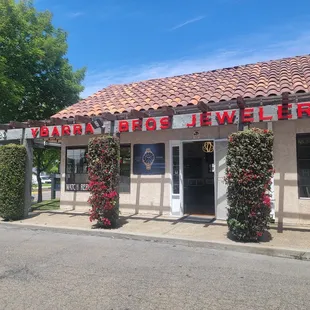 Amazing family business. 30 years in business. family members define customer sevice oriented employees.   jewelry or