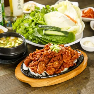 돼지불고기 쌈밥 Dwae Ji Bulgogi Ssam Bap-Spicy Pork with Assorted Veggie Wrap and Stew

Choice of Meat: Beef, Spicy Pork, Chicken