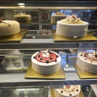 Delicious cakes.. sweet potato, blueberry or strawberry filled with creme. Also mocha. Very light and delicious!!