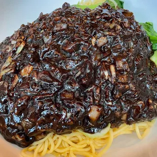 Noodles with blackbean sauce and beef