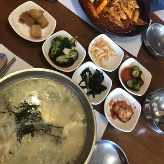 Rice Cake and Dumpling Soup (Duk Mando Gook)