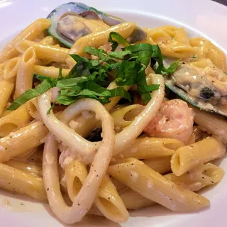 Seafood Alfredo Pasta