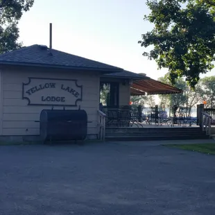 A shoreline Bar &amp; Eatery, not a Lodge.