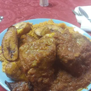 Jollof rice with chicken and plantain