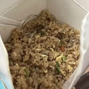 Rice, egg, bean sprouts, scallions, carrots and peas.