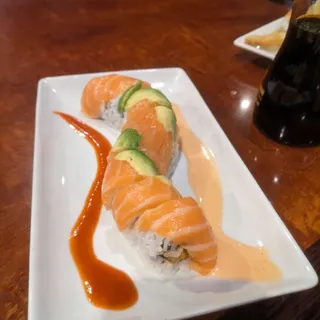 F2. Salmon & Spicy Scallop Roll