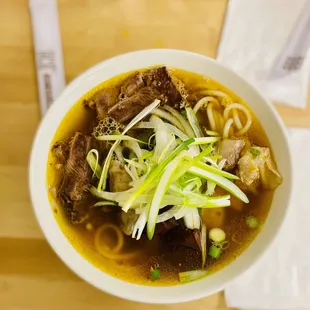 Bún bò huế Full topping( huyết, gân, giò, chả huế)