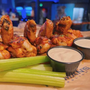 bbq chicken, fried chicken wings, chicken wings, fried chicken, chicken wings and fried chicken, poultry, food, bbq wings, chicken
