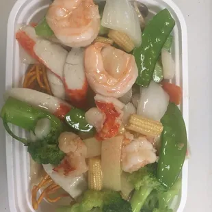 Seafood pan fried noodle