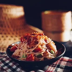 Tum sen lek Pla la ( spicy noodle salad with fermented fish)