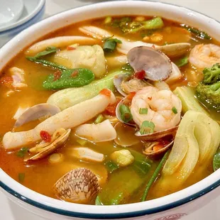 Seafood lover? Highly recommend ƪ(*‿*) Spicy Tom Yum Seafood Noodle Soup Lunch. Comforting and delicious @ YH Dim Sum.