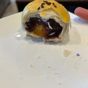 Red bean egg yolk shortcake is good! Whole yolk inside!