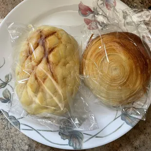 Butter polo bun and red bean mochi bun