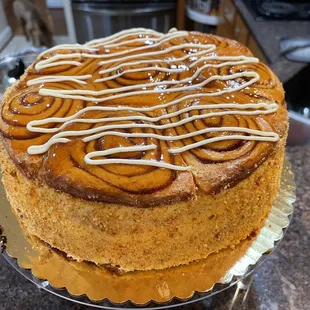 Cinnamon roll cheesecake