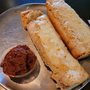 Garlic cheese bread with red pesto