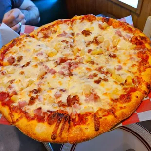 Medium Hawaii pizza