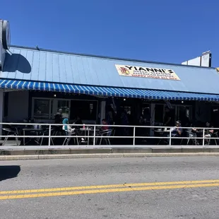 the outside of the restaurant
