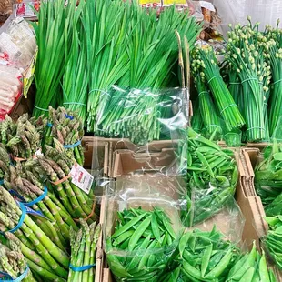 They have really fresh veggies like these leeks; sweet snap peas and asparagus, etc.